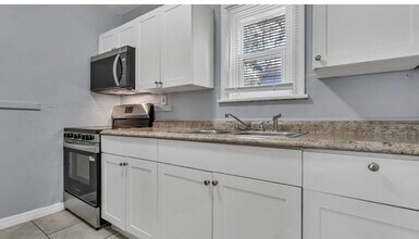 3060 21st Ave S in St. Petersburg, FL - Building Photo - Building Photo