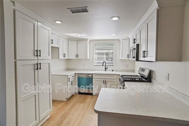 26941 Rainbow Glen Dr in Santa Clarita, CA - Building Photo - Building Photo