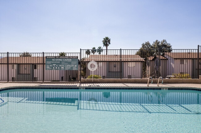 Valle at Canyon in San Diego, CA - Foto de edificio - Building Photo