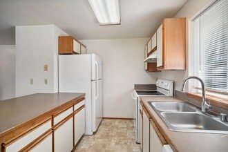 13411 Meadow Rd in Everett, WA - Foto de edificio - Building Photo