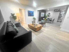 6715 NE Miami Pl in Miami, FL - Foto de edificio - Building Photo