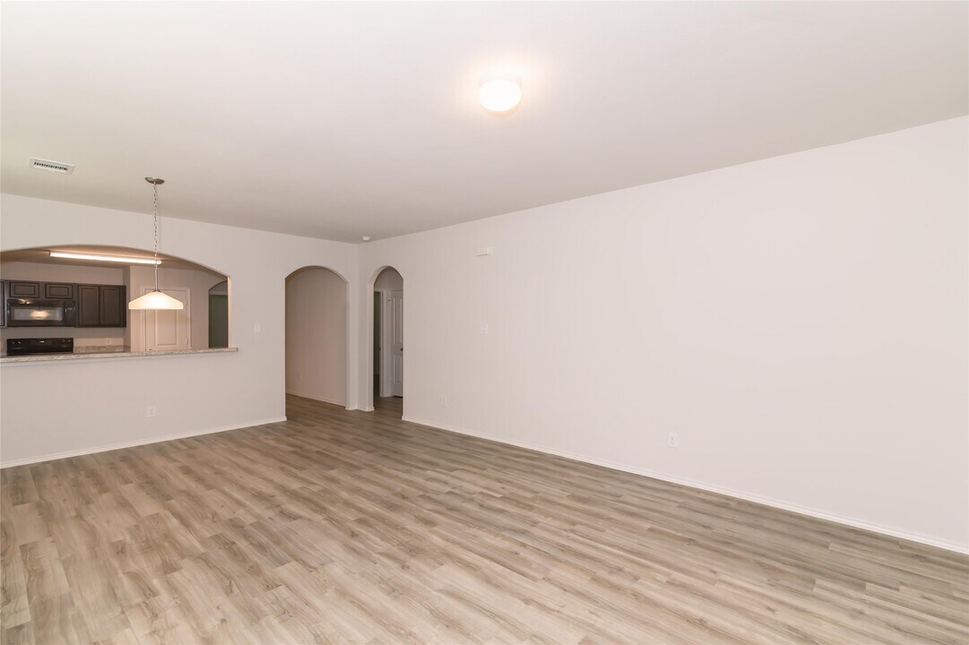 8726 Doris Oaks Cir in Houston, TX - Building Photo