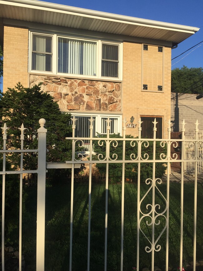 2415 N Central Ave, Unit 2dn Floor in Chicago, IL - Building Photo - Building Photo