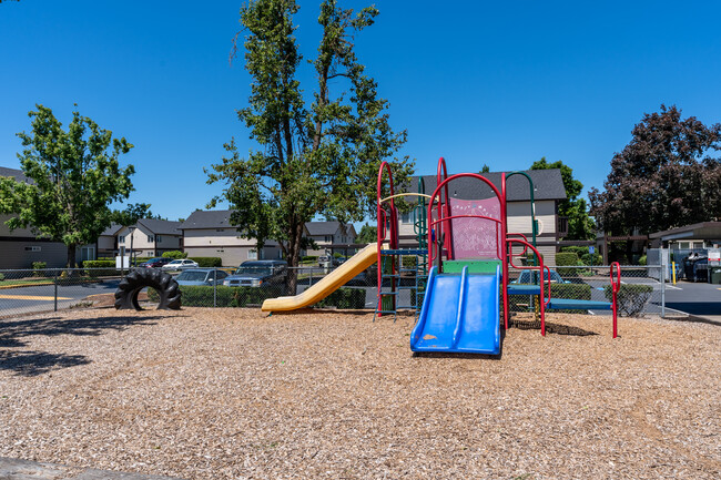 Cloverdale Apartments in Springfield, OR - Building Photo - Building Photo