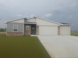 1165 W Trek Cir in Goddard, KS - Building Photo