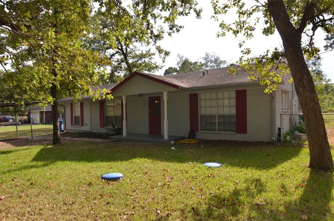 9902 Trailway Dr in Montgomery, TX - Building Photo