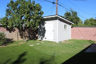 20801 Bassett St in Winnetka, CA - Foto de edificio - Building Photo