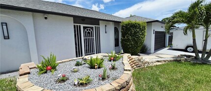 933 SW Santa Barbara Pl in Cape Coral, FL - Building Photo - Building Photo
