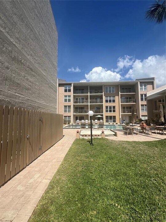 845 Benjamin Franklin Dr in Sarasota, FL - Building Photo