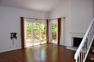 595 Racquet Club Ln in Thousand Oaks, CA - Building Photo - Building Photo