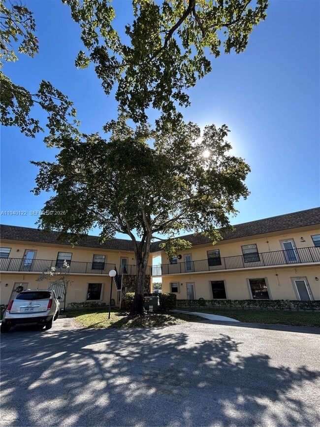 200 Berkley Rd in Hollywood, FL - Foto de edificio - Building Photo