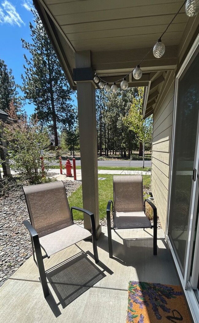 938 N Trinity Way in Sisters, OR - Building Photo - Building Photo