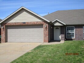 937 Oak Crossing Dr in Centerton, AR - Building Photo