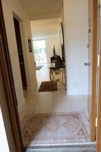 319 NE 14th Ave, Unit 108 in Hallandale Beach, FL - Building Photo - Building Photo