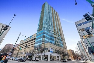 111 W Maple St in Chicago, IL - Building Photo