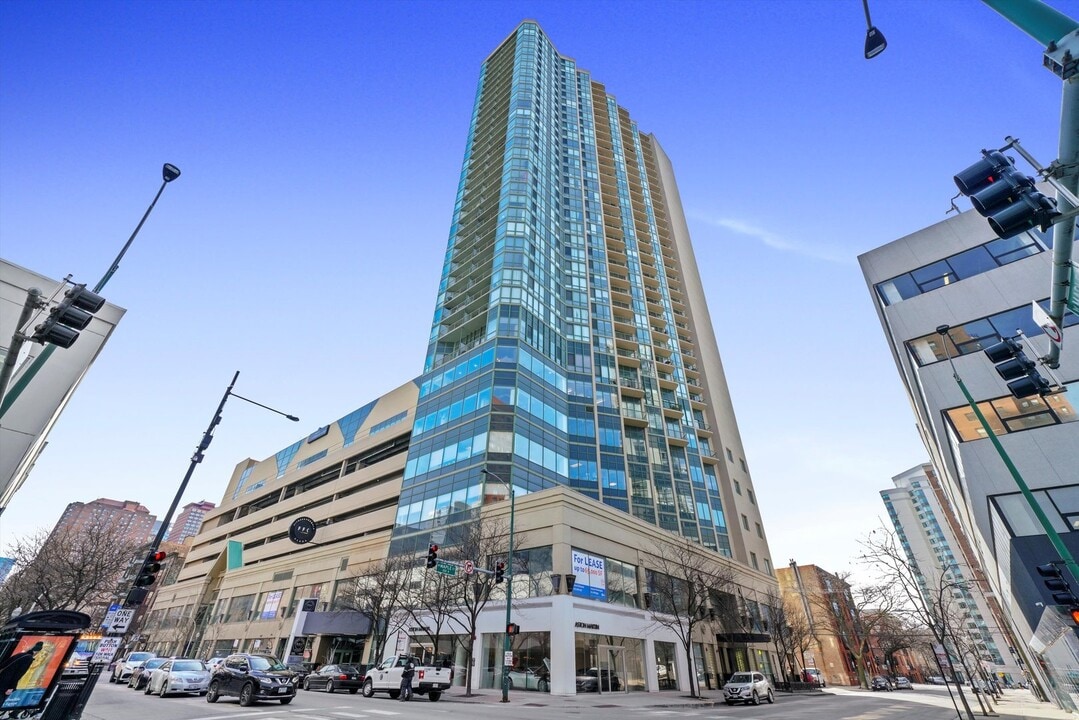 111 W Maple St in Chicago, IL - Building Photo