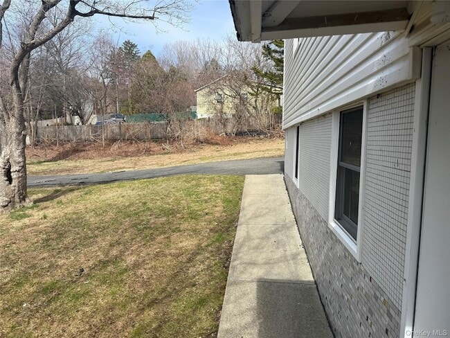 10 Hillside Terrace in Amawalk, NY - Foto de edificio - Building Photo