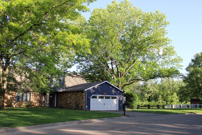 2115 Pineshore Ct in Evansville, IN - Building Photo - Building Photo