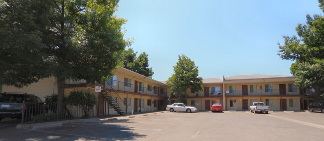 Alpine Apartments in Yuba City, CA - Building Photo - Building Photo