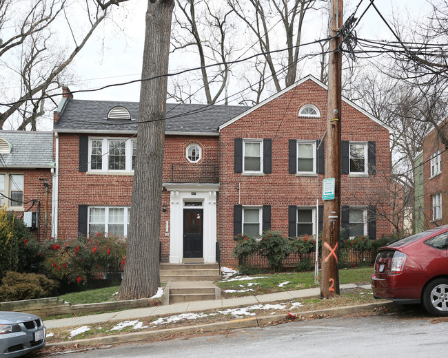 2627 39th St NW in Washington, DC - Foto de edificio - Building Photo