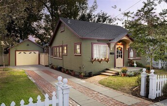 2606 N Flower St in Santa Ana, CA - Building Photo - Building Photo