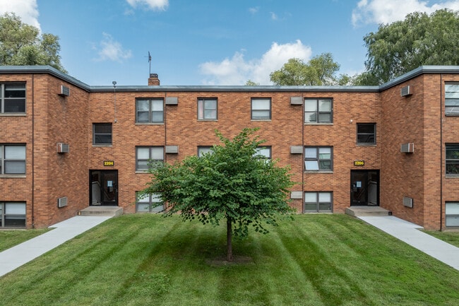 Lexington Court in Roseville, MN - Building Photo - Building Photo