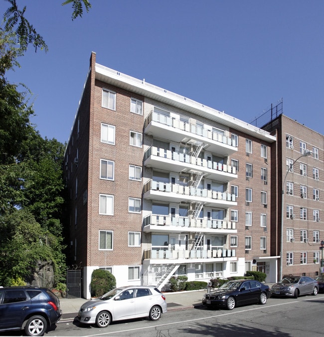 3201 Grand Concourse in Bronx, NY - Foto de edificio - Building Photo