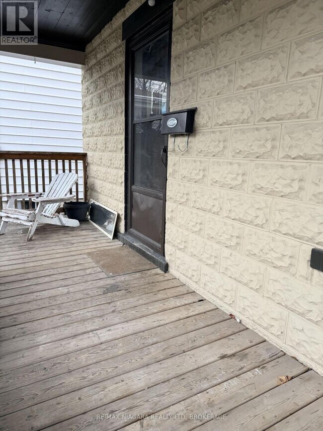 20 Thomas St in St Catharines, ON - Building Photo - Building Photo