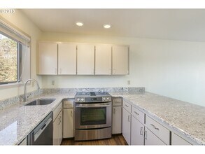 5858 S Riveridge Ln in Portland, OR - Building Photo - Building Photo