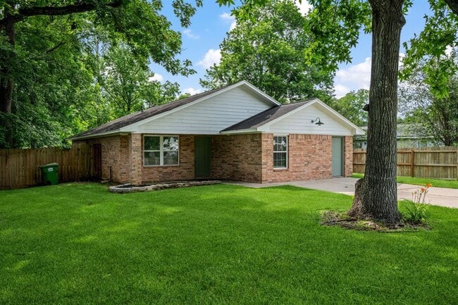 157 Hillside Dr in Liberty, TX - Foto de edificio - Building Photo