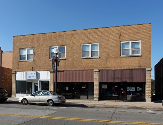 216-220 Main St in Hobart, IN - Foto de edificio - Building Photo