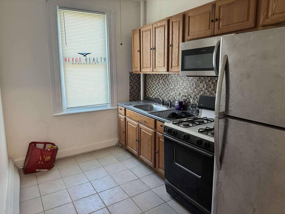 20-31-31 Steinway St in Queens, NY - Building Photo