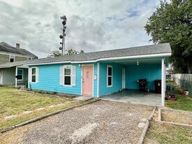 225 W Kenedy Ave in Kingsville, TX - Building Photo