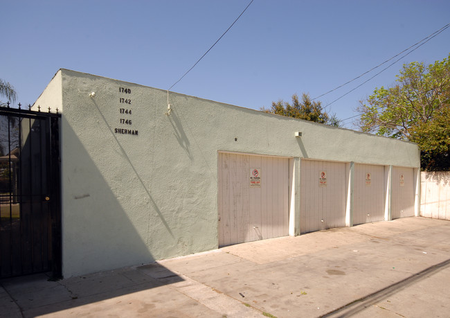 1740 Sherman Pl in Long Beach, CA - Foto de edificio - Building Photo