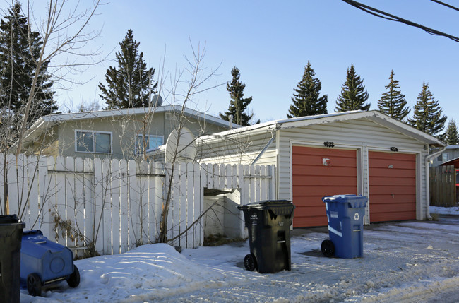 4224 40th Ave NW in Calgary, AB - Building Photo - Building Photo