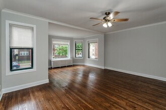 6913 S Paxton Ave in Chicago, IL - Building Photo - Building Photo