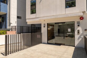 11829 Chandler Blvd in North Hollywood, CA - Foto de edificio - Building Photo