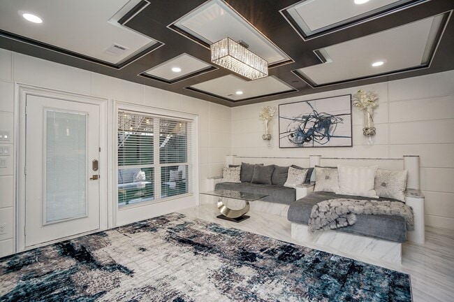 5711 Sugar Hill Dr in Houston, TX - Building Photo - Building Photo