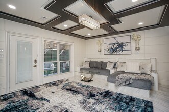 5711 Sugar Hill Dr in Houston, TX - Foto de edificio - Building Photo