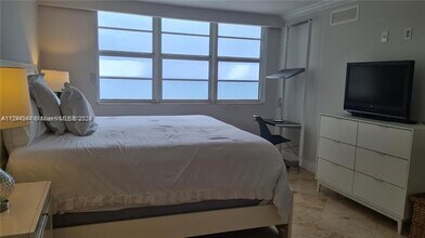 6917 Collins Ave in Miami Beach, FL - Foto de edificio - Building Photo