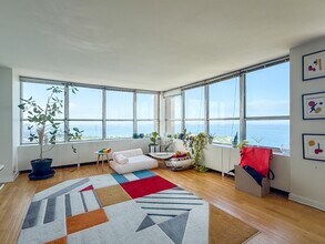 655 W Irving Park Rd, Unit 4702 in Chicago, IL - Building Photo - Building Photo