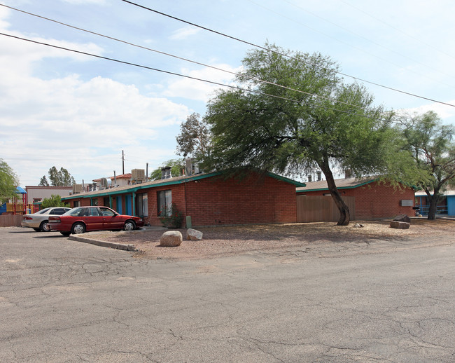 1050-1088 E Navajo Rd in Tucson, AZ - Building Photo - Building Photo