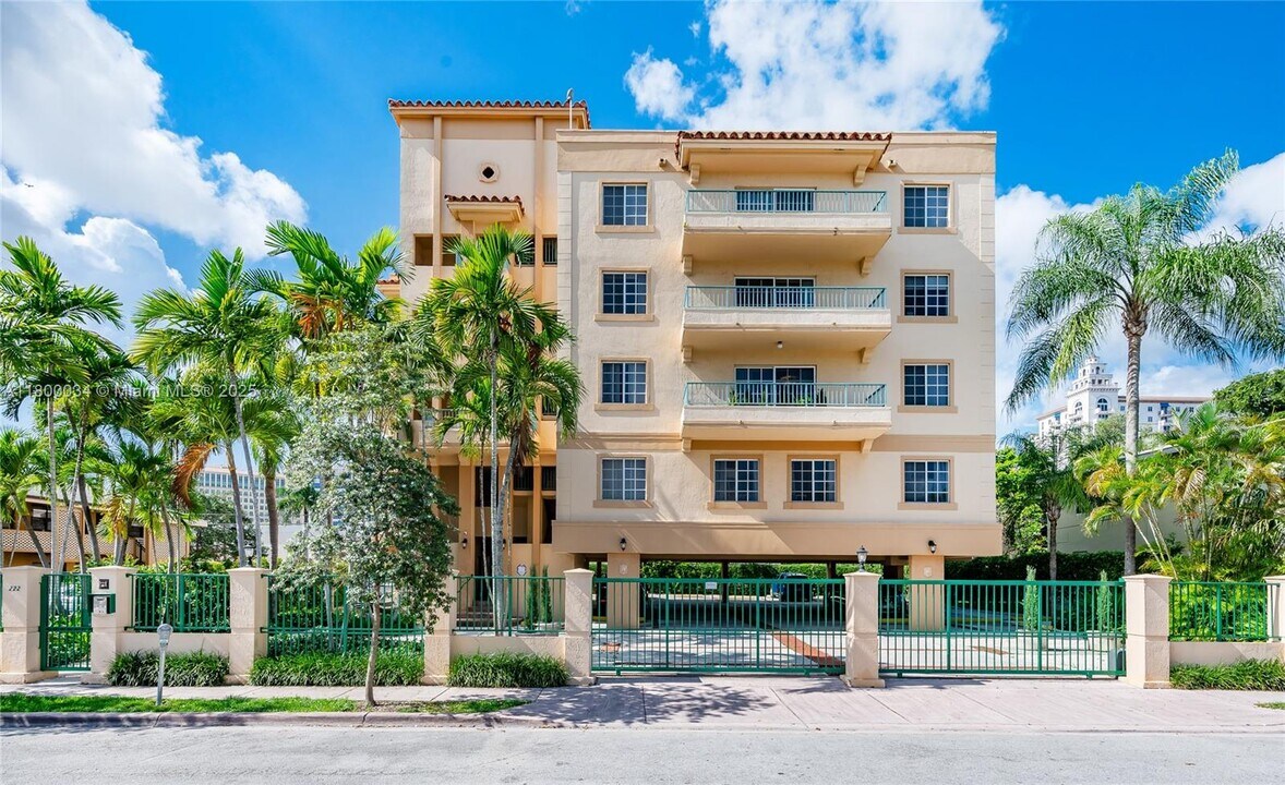 222 Madeira Ave in Coral Gables, FL - Building Photo