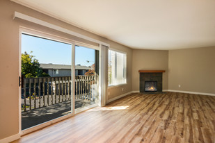 Sunset Shores Apartments in Kirkland, WA - Building Photo