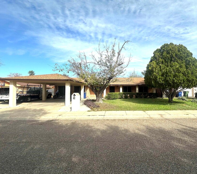 206 Palm Cir in Laredo, TX - Building Photo