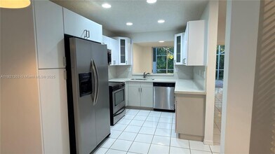 10099 NW 43rd Terrace in Doral, FL - Building Photo - Building Photo