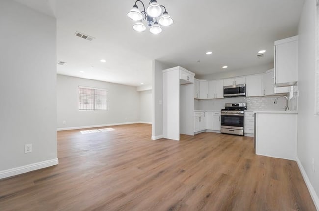 10306 S Main St, Unit Front