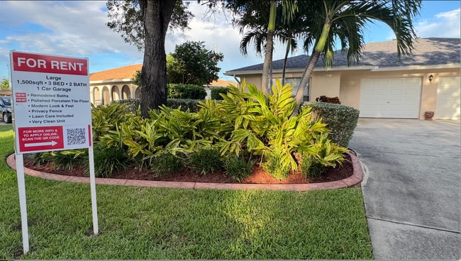 3633 Country Club Blvd, Unit 2 - Left Side in Cape Coral, FL - Building Photo - Building Photo