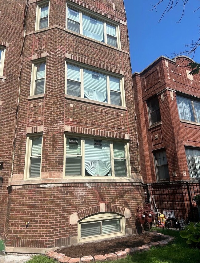 7730 S Cornell Ave in Chicago, IL - Building Photo - Building Photo
