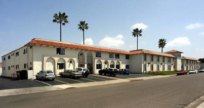 Clairemont Complex in San Diego, CA - Foto de edificio - Building Photo